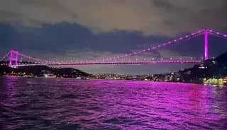 15 Temmuz Şehitler Köprüsü pembe renge büründü