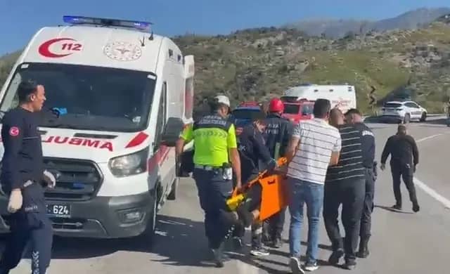 Antalya’da kömür yüklü tır şarampole devrildi: 2 yaralı 1