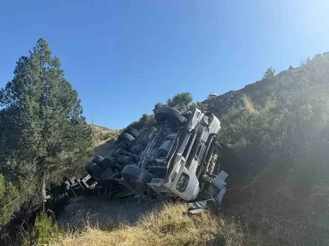 Antalya’da kömür yüklü tır şarampole devrildi: 2 yaralı 2