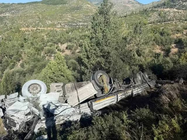 Antalya’da kömür yüklü tır şarampole devrildi: 2 yaralı 3