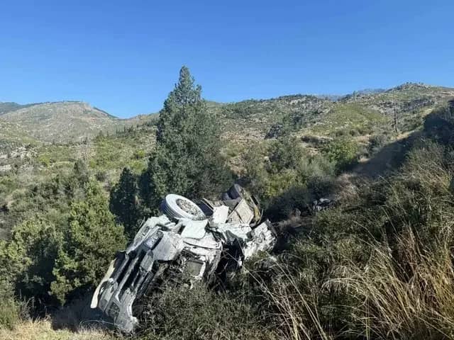 Antalya’da kömür yüklü tır şarampole devrildi: 2 yaralı 4