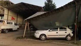 Kamyonla çarpışan otomobil kıraathaneye girdi