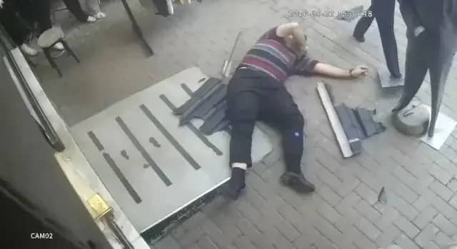 Kediyi kurtarmak isteyen eğitimci yere böyle çakıldı 1