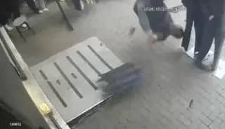 Kediyi kurtarmak isteyen eğitimci yere böyle çakıldı