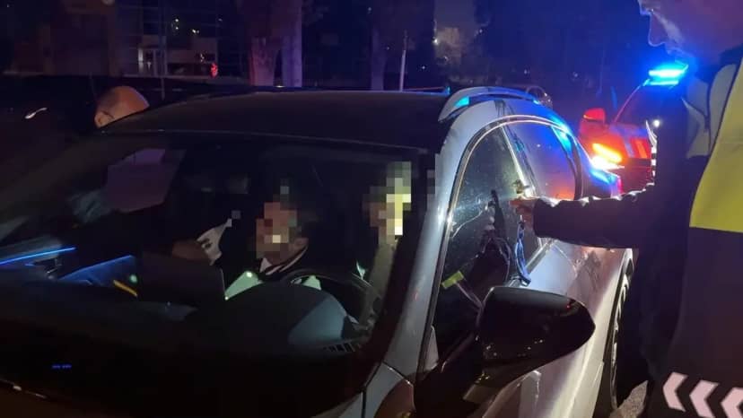 Kırmızı ışıkta uyuyakaldı! Doktorum diyerek tehdit etti 1