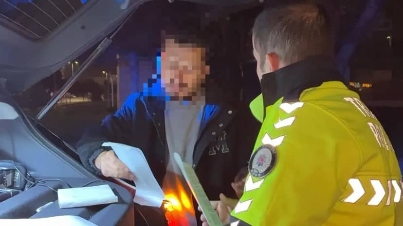 Kırmızı ışıkta uyuyakaldı! Doktorum diyerek tehdit etti 4