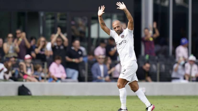 Kadın hakeme "Bu erkeklerin oyunu" diyen Federico Higuain'in görevine son verildi