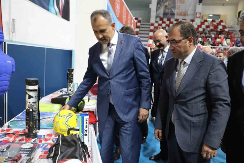 Ağrı'da AGAH Projesi kapsamında 171 okula 15 milyon liralık spor malzemesi verildi