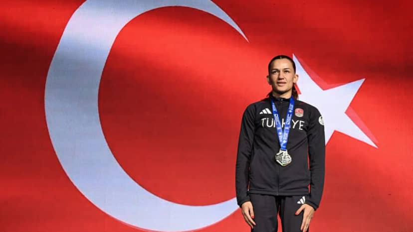 Cumhurbaşkanı Recep Tayyip Erdoğan altın madalya kazanan Hatice Akbaş'ı tebrik etti