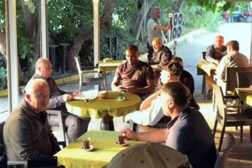 Yıldız golcü yıllar sonra İstanbul'da! Kahvehanede oturup kivi içti