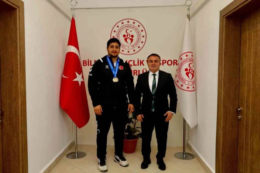 Avrupa Kuraş şampiyonu Zaloğlu, Bilecik Gençlik ve Spor İl Müdürü Demir'i ziyaret etti