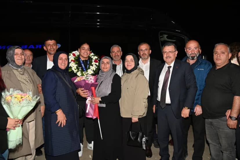 Avrupa şampiyonu milli boksör Havvanur Kethüda, Trabzon'da coşkuyla karşılandı
