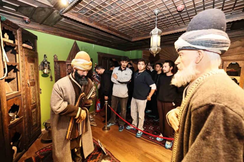 Manisa GSB yurtlarındaki yeni üniversiteliler şehir turuyla tarihi mekanları gezdi