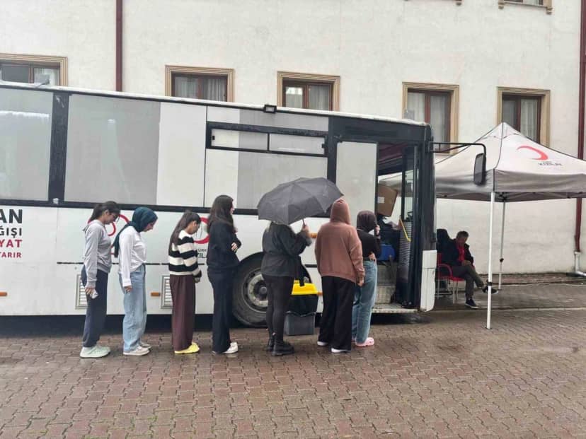 Düzce'de öğrenciler ve yurt personeli Kızılay için gönüllü kan bağışladı
