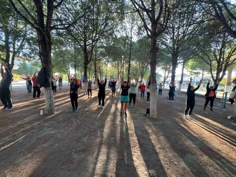 Aydın Kuşadası'nda 'Koşabiliyorken Koş' etkinliğinde vatandaşlar güne sporla başladı