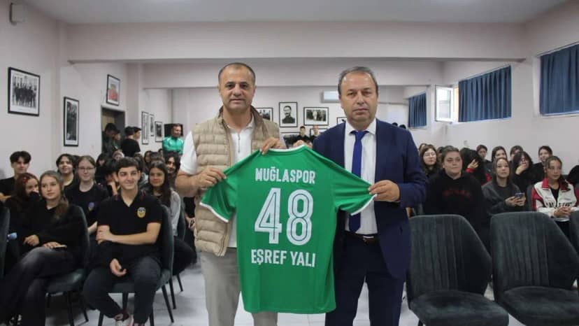 Muğlasporlu futbolcular Muğla Turgut Reis Lisesi'nde öğrencilere transferi anlattı