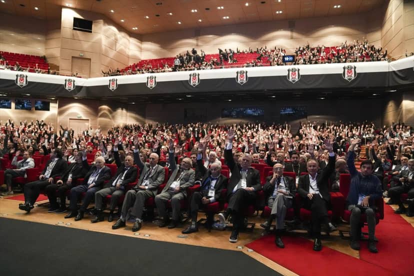 Beşiktaş Kulübü Başkanı Serdal Adalı genel kurulda üyelere teşekkür etti