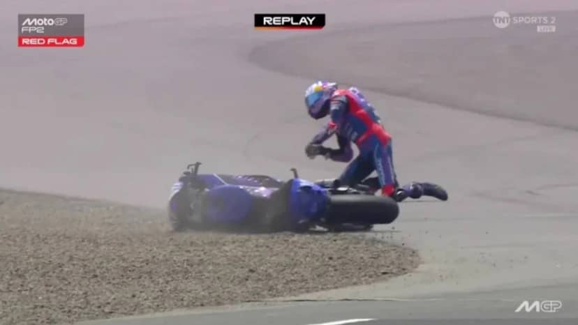 Toprak Razgatlıoğlu MotoGP’de kaza geçirdi: Çıkan omzunu kendisi yerine taktı