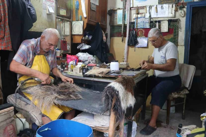 Adana'da 2 kardeş, Türkiye'de elle peynir tulumu üreten son dericiler olarak çalışıyor