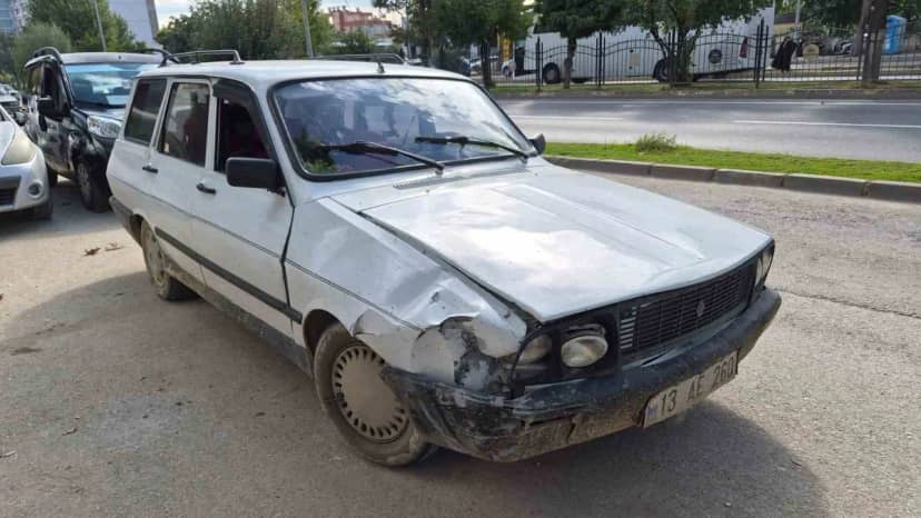 Adıyaman'da otomobil, yaya geçidindeki elektrikli bisiklete çarptı; 1 kişi yaralandı