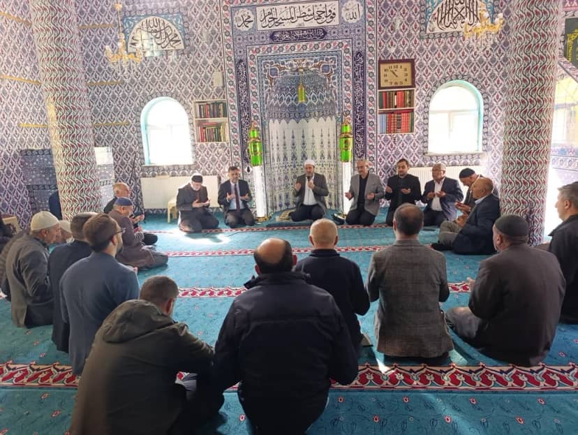 Ağrı Hamur'da umre adaylarına Merkez Camii'nde bilgilendirme semineri düzenlendi