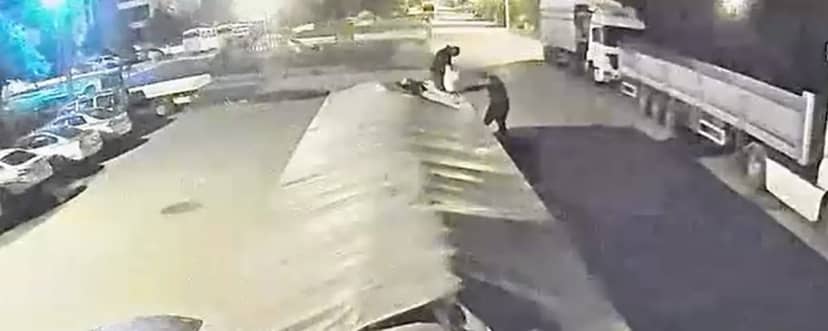 Aksaray'da film gibi hırsızlık! Tırın brandasını kesip 1 ton şekeri mopede yüklediler