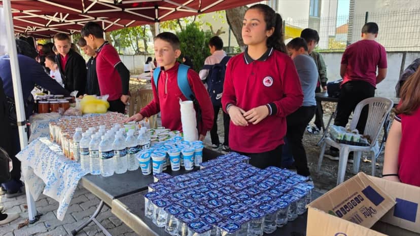 Akyazı'da üç okulun işbirliğiyle düzenlenen hayır kermesi eğitime destek sağlayacak