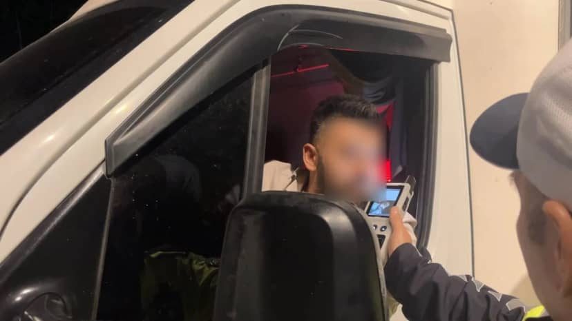 Alkollü sürücüden hadsiz istek! Ceza kağıdını imzalarken polisi ikna etmeye çalıştı: Yap bir güzellik abi