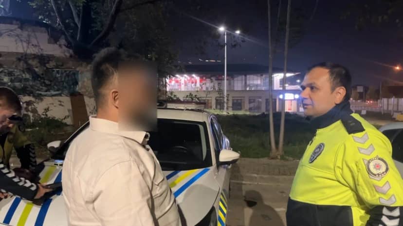 Alkollü sürücüden hadsiz istek! Ceza kağıdını imzalarken polisi ikna etmeye çalıştı: Yap bir güzellik abi
