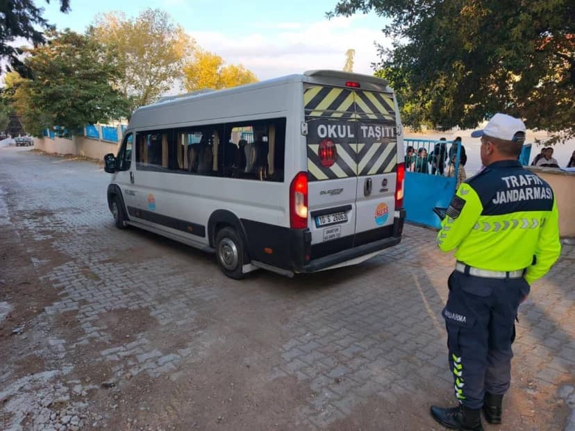 Balıkesir'de jandarma okul çevresi denetiminde 9 servis aracına ceza kesti