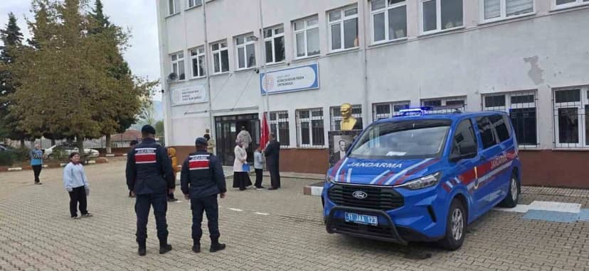 Bilecik'te jandarma 20 okul çevresinde denetim yaptı, olumsuzluk çıkmadı