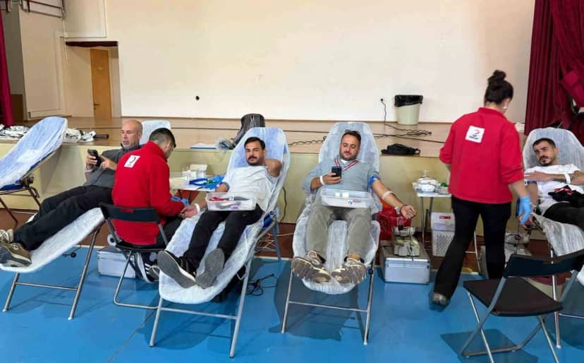 Çeşme'de Mustafa Çapkan İlkokulu ile Kızılay 97 ünite kan bağışı topladı