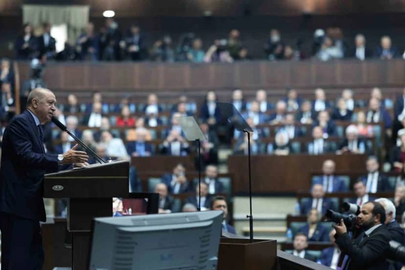 Cumhurbaşkanı Recep Tayyip Erdoğan: "(Fon tartışmaları) Milletin malına el uzatmak ne kadar büyük bir suçsa, aynı şekilde namuslu insanlara mesnetsiz şekilde yolsuzluk ithamında bulunmak da o kadar büyük bir suçtur."