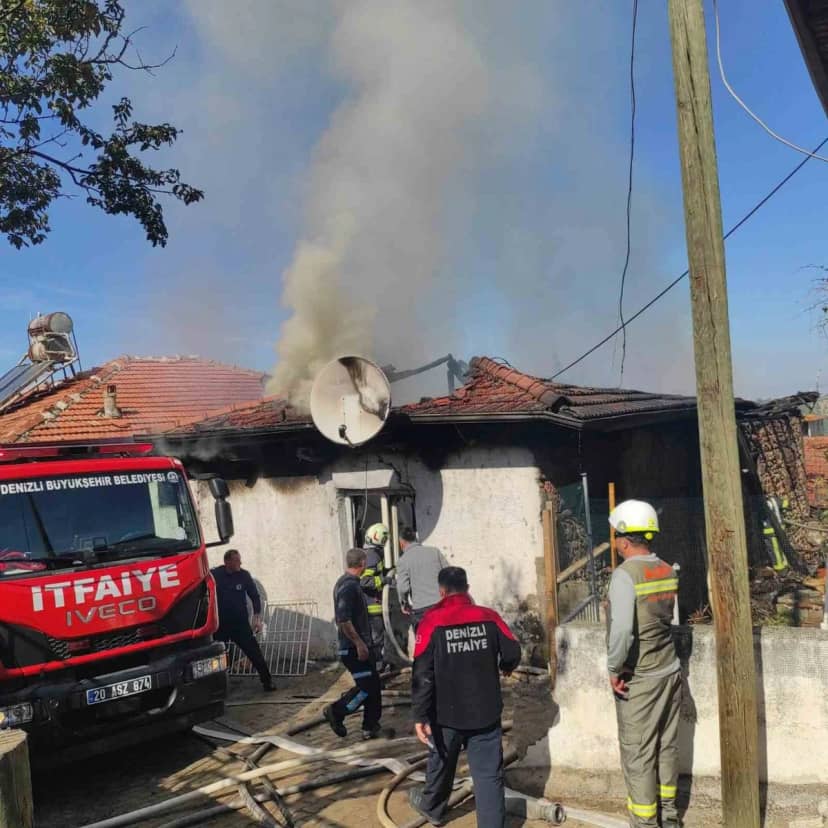 Denizli Pamukkale'de müstakil ev yangını, evi kullanılamaz hale getirdi