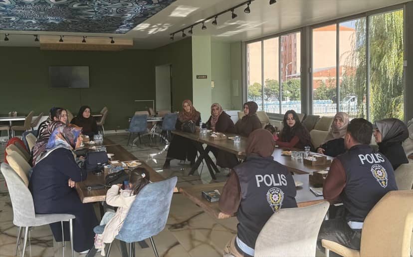 Erzurum Oltu'da polis, kadınlara bağımlılık ve dolandırıcılık semineri verdi