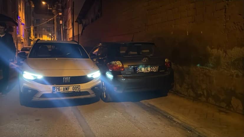 Eskişehir'de alkollü sürücü dehşeti! Otomobili polisin üzerine sürdü