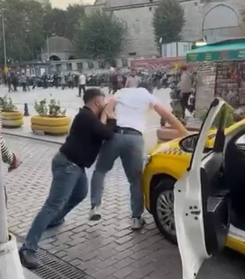 Fatih'te iddiaya göre taksiciler yolcu alma yüzünden yumruklaştı, o anlar kaydedildi
