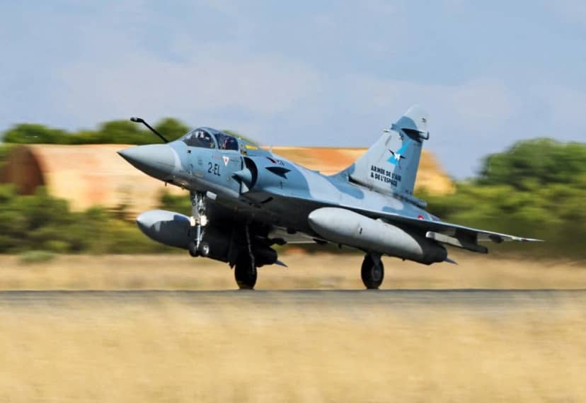 Fransız savaş uçağı yere çakıldı! Pilot öldü, diğer mürettebat üyesi aranıyor