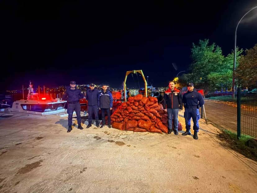 Gemlik Kumsaz'da 1.500 kilogram canlı midyeye el konuldu, 174 bin 403 TL ceza kesildi