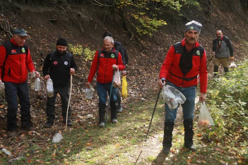 Gümüşhacıköy Doğa Severler Grubu, Kuzalan'da çevre temizliği yaptı