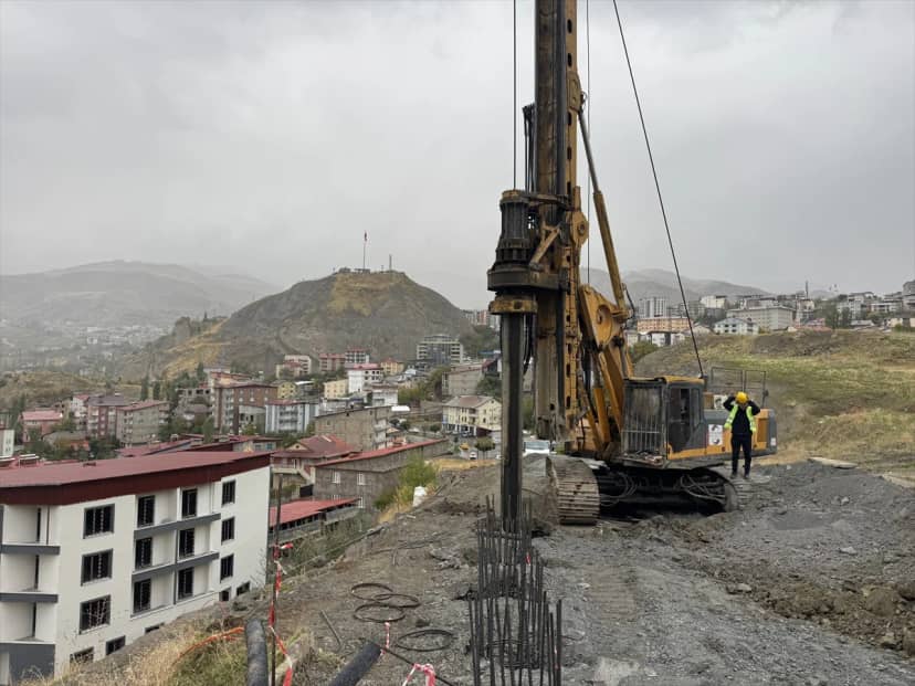 Hakkari Üniversitesi Rektörü Gençcelep, heyelan alanında zemin güçlendirmeyi inceledi