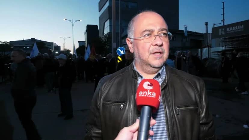 Halk TV önünde toplanan eski yöneticiler kayyıma basın özgürlüğü için tepki gösterdi