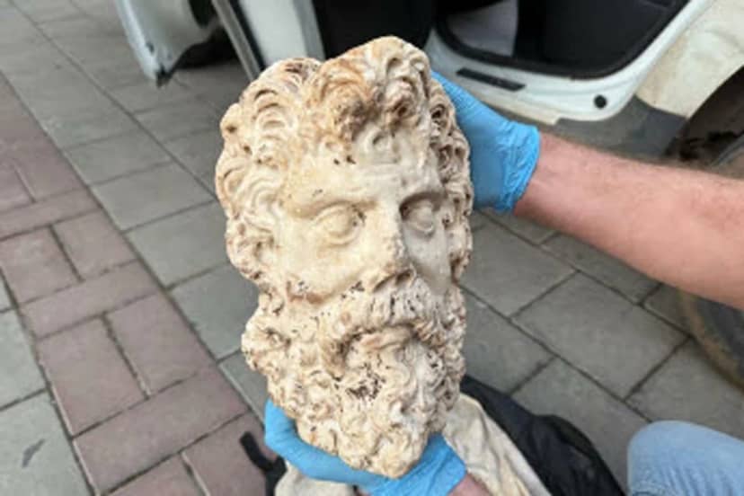 İzmir Konak'ta yaklaşık 2 bin yıllık Zeus başı bulundu, 3 şüpheli gözaltına alındı