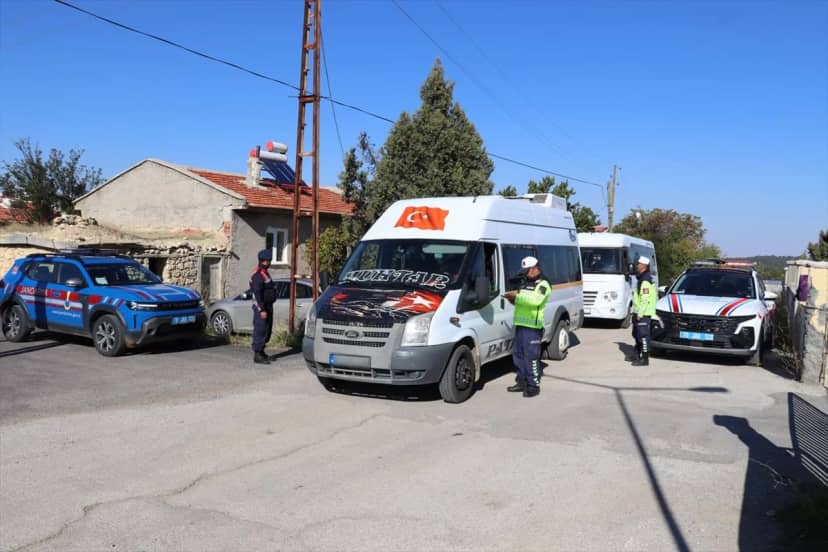 Karaman'da jandarma okul çevresi denetiminde 597 servis aracını sorguladı