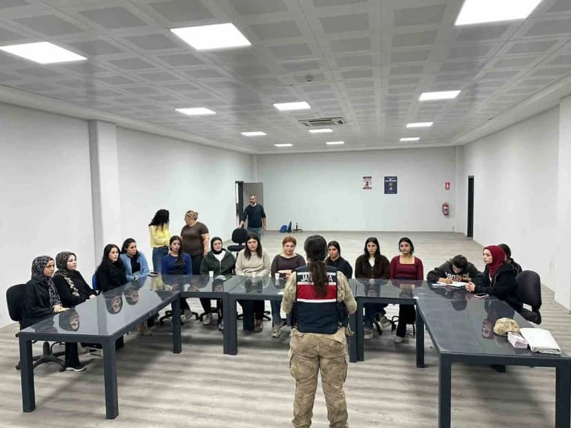 Kilis İl Jandarma Komutanlığı OSB'de çalışanlara KADES'i anlattı