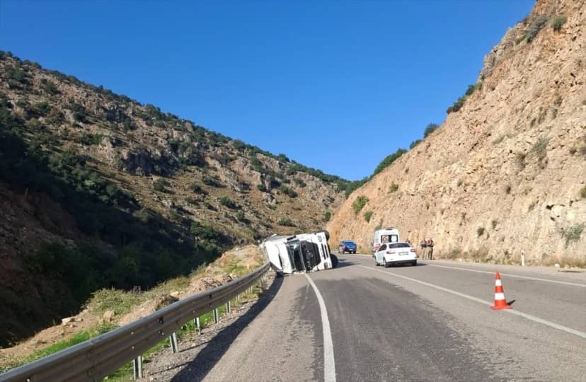 Kontrolden çıkan malzeme yüklü tır Kilis-Hatay yolunda devrildi, sürücü yaralandı