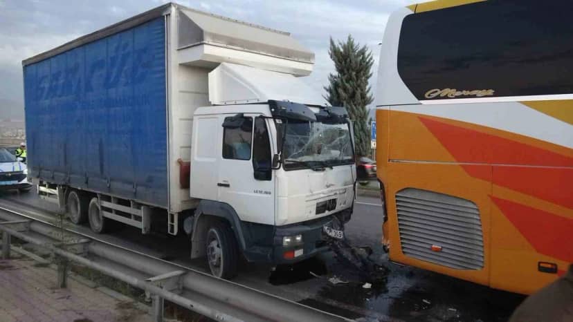 Malatya'da yolcu otobüsüne kamyon çarptı, kazada yaralanan olmadı