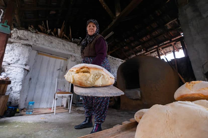 Selanik göçmeni Emine Yolcu, muhacir somunu geleneğini 50 yıllık fırında yaşatıyor