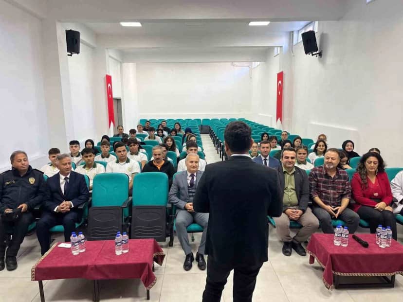 Türkeli Kaymakamı, YKS'ye hazırlanan 12. sınıflarla görüş alışverişinde bulundu