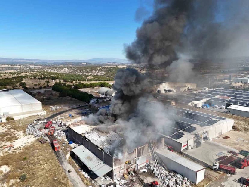 Uşak'ta geri dönüşüm fabrikasındaki yangın kontrol altına alındı, soğutma sürüyor